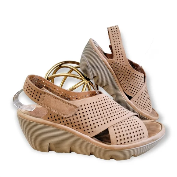Clarks nubuck deals leather perforated wedges